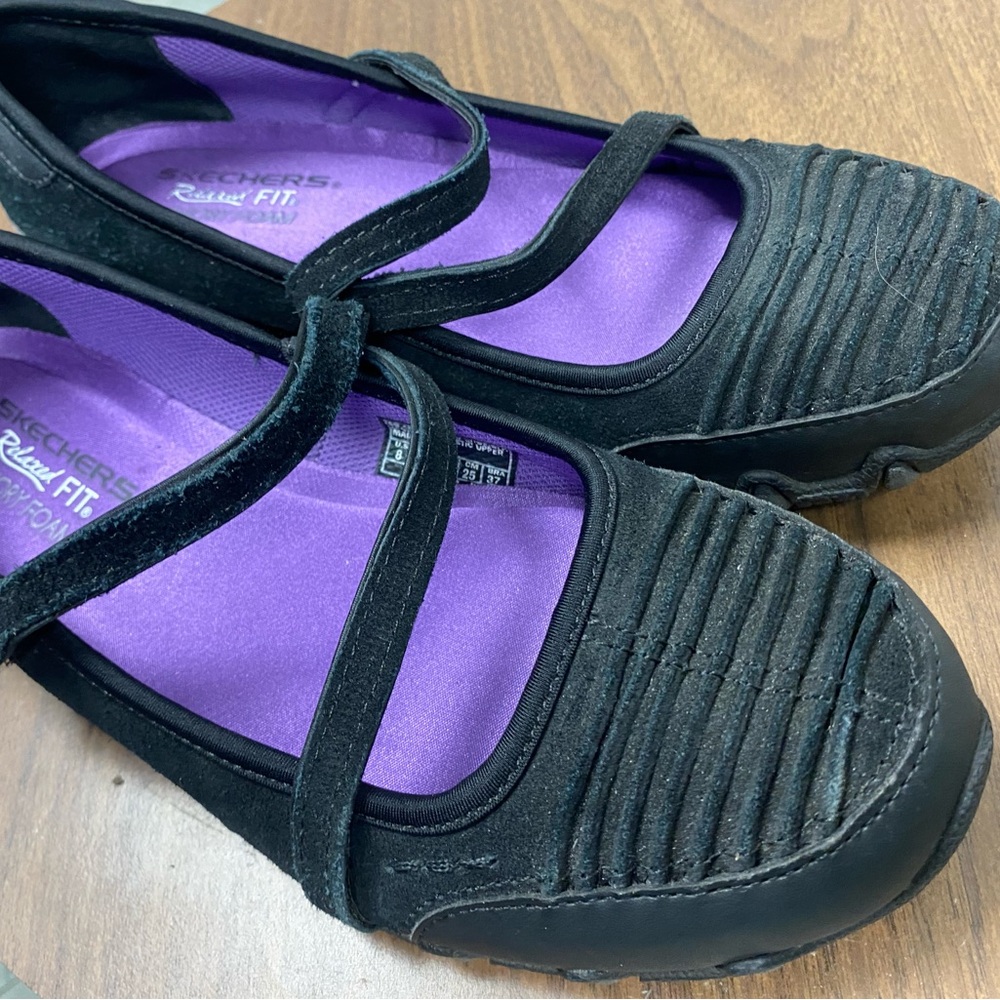 Preowned Skechers Women's Black Flats with Purple Insole